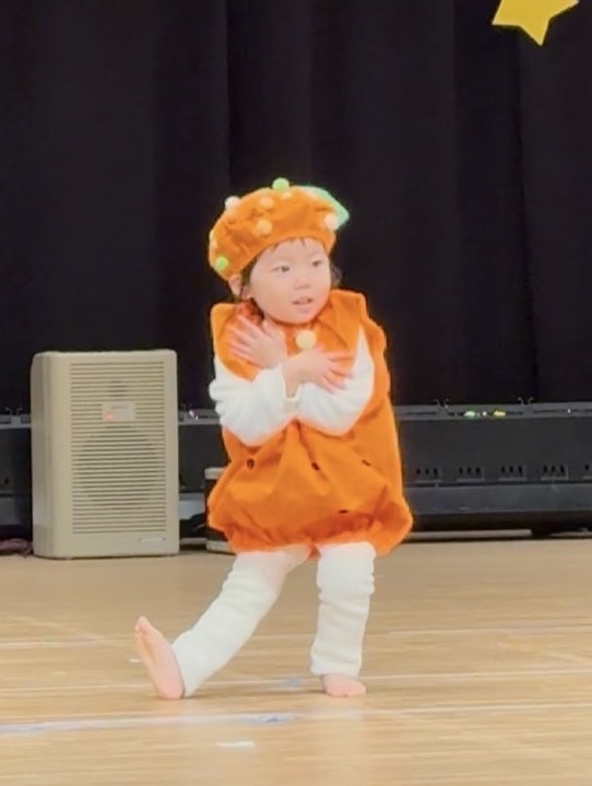 お遊戯会で一生懸命踊る子どもの姿