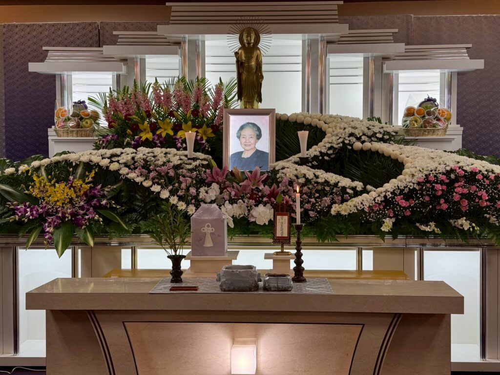 小野絹子様（法名 絹響院釋尼慈育）葬儀祭壇の様子｜西念寺