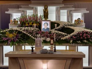 小野絹子様（法名 絹響院釋尼慈育）葬儀祭壇の様子｜西念寺