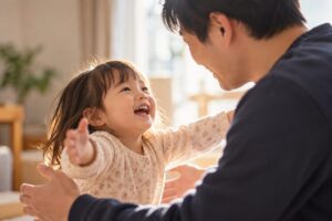 父親に笑顔で手を伸ばす幼い娘